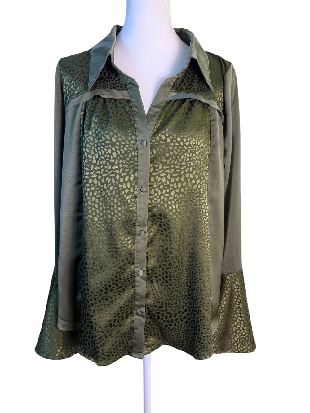 Umgee Olive Green Satin Animal Jacquard Bell Sleeve Button Front Blouse M Boho - Picture 2 of 11